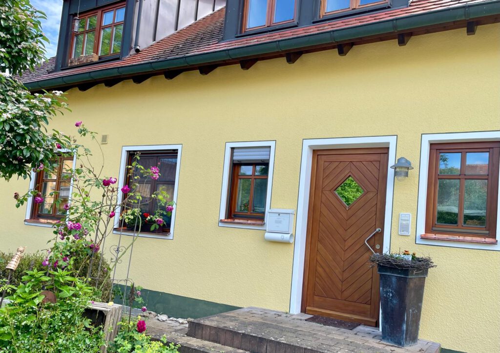 Stilvolle Umrandung der Fenster setzt elegante Akzente und verleiht der Fassade mehr Tiefe und Charakter.